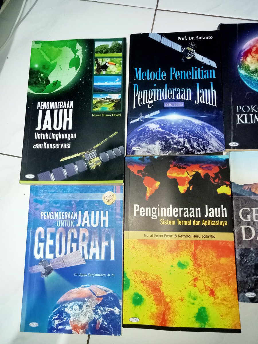 lovingpear's tweet photo. Akuu pl buku buku geografi. Yg anak geografi or pendidikan geografi di beli plsss https://t.co/H0yEnA6ikm