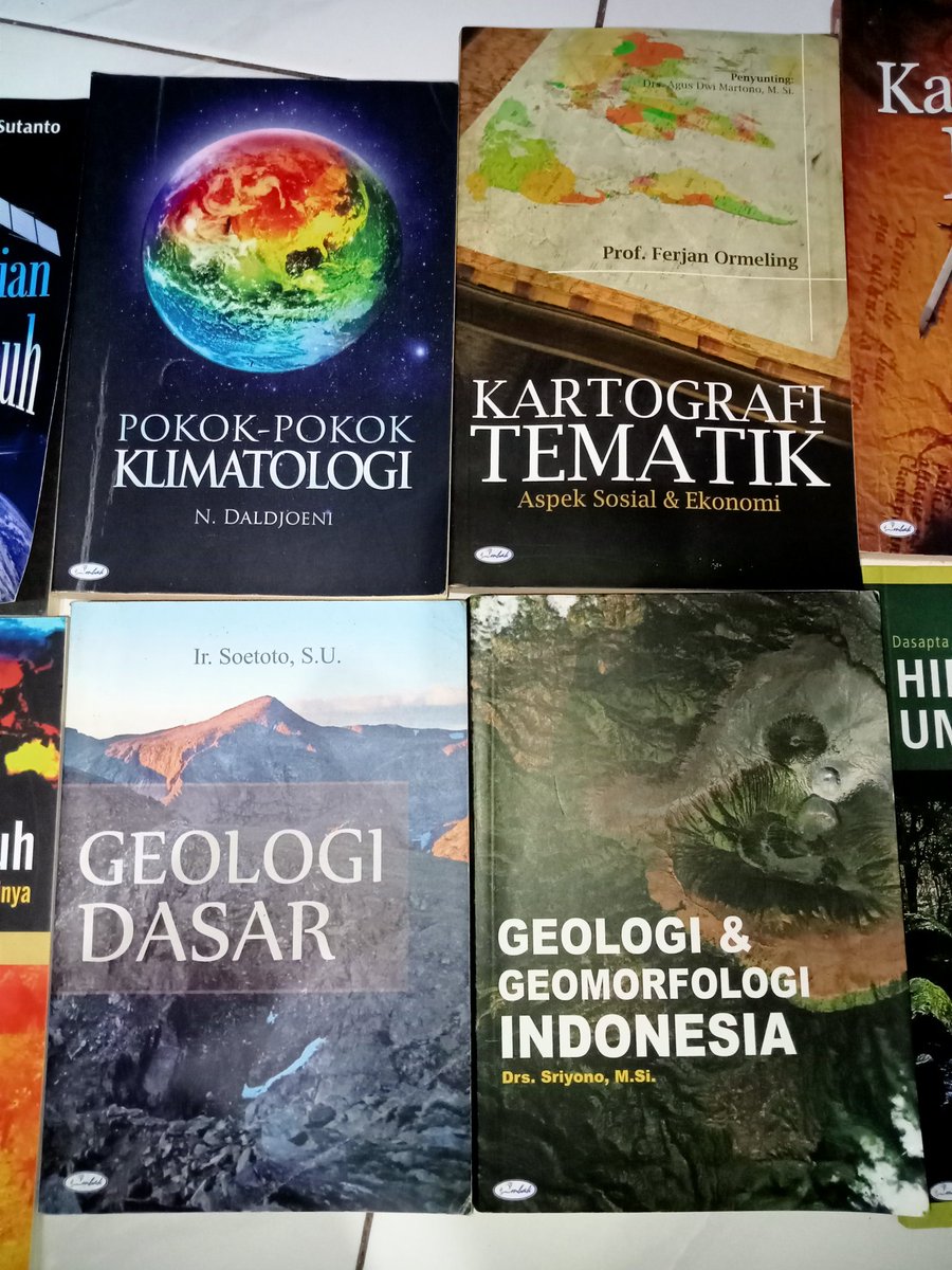 lovingpear's tweet photo. Akuu pl buku buku geografi. Yg anak geografi or pendidikan geografi di beli plsss https://t.co/H0yEnA6ikm