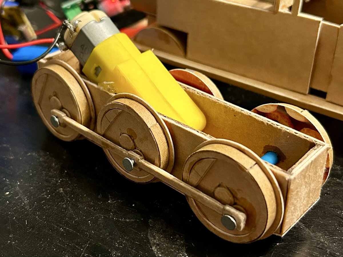 DuffletheT9's tweet photo. Thomo updated! Thomas chassis how has side rods and a fully functional rc system (still working out the kinks tho) https://t.co/J8qepZ4oL7