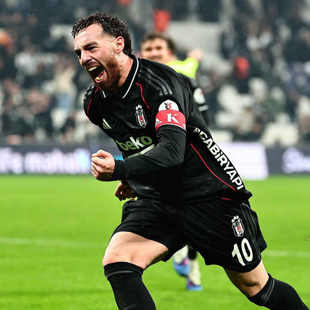 Sen o sarı kartı görüp olası oyunlarını ellerinde patlattın ya.. Orada tekrar yakınlaştık seninle. Bjk ansiklopedisini yalayıp yutmuş adam refleksiydi..