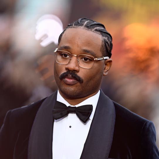 poponze's tweet image. HISTÓRICO! Ryan Coogler é o primeiro homem negro da história do BAFTA a conquistar o prêmio de Melhor Roteiro Original, por “Pecadores”, no #EEBAFTAs.🏆