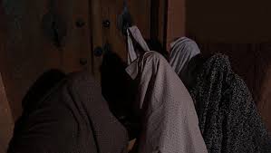 MCTH_ir's tweet photo. کلیدزنی یکی از آداب و رسوم جالب توجه مردم #کرمان بوده که در شب‌های ماه مبارک #رمضان برگزار می‌شده‌است. در این مراسم که مختص بانوان بود، بانویی یک سینی برمی‌داشت و در آن یک آیینه، یک سرمه‌دان و یک جلد کلام‌الله مجید قرار می‌داد و به در خانه اهالی محل می‌رفت.

این رسم معمولا با تاریک شدن هوا به اجرا در می‌آمد و شخص صورت خود را با چادر طوری می‌پوشاند که شناخته نشود. وقتی هم به در هر خانه‌ای می‌رسید با کلیدی به سینی آش می‌زد تا صاحب آن خانه از حضور او خبردار شود. اگر از خانه صدای "چراغ بیاور" یا "قند و شیرینی بیاور" را می‌شنید می‌ماند.

درغیر این صورت محل را ترک می‌کرد و به خانه‌ای دیگر می‌رفت. شخص کلیدزن به هیچ وجه با کسی حرف نمی‌زد. صاحبخانه پس از گشودن در، در آیینه به چهره خود نگاه می‌کرد، سپس مقداری شیرینی، قند یا پول داخل سینی قرار می‌داد. در پایان مراسم نیز هدایای جمع‌آوری شده را به نیازمندان می‌دادند.
#ماه_رمضان #کرمان