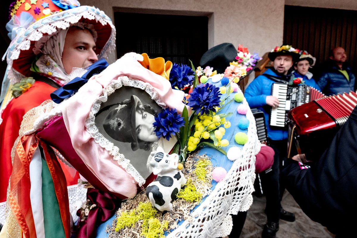 MatteoFesti's tweet photo. Un carnevale antico, autentico, che attraversa le piccole frazioni della Valfloriana tra maschere di legno, costumi colorati e rituali tramandati nel tempo.
#Carnevale #Matoci #Tradizioni #Trentino #Valfloriana #valdifiemme https://t.co/Fxz65uaWNW