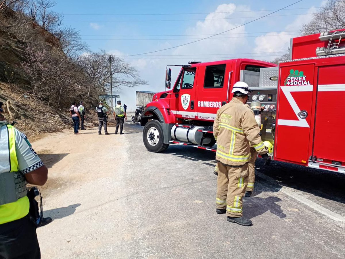 EdwinMComunica's tweet photo. Un tráiler cargado con toneladas de cemento fue incendiado intencionalmente en la Ctra. transístmica, a la altura de Mazahua, perteneciente a Asunción Ixtaltepec. El remolque completamente calcinado, la cabina reducida a fierros retorcidos y el pavimento cubierto de polvo. https://t.co/mKSbIiuykZ