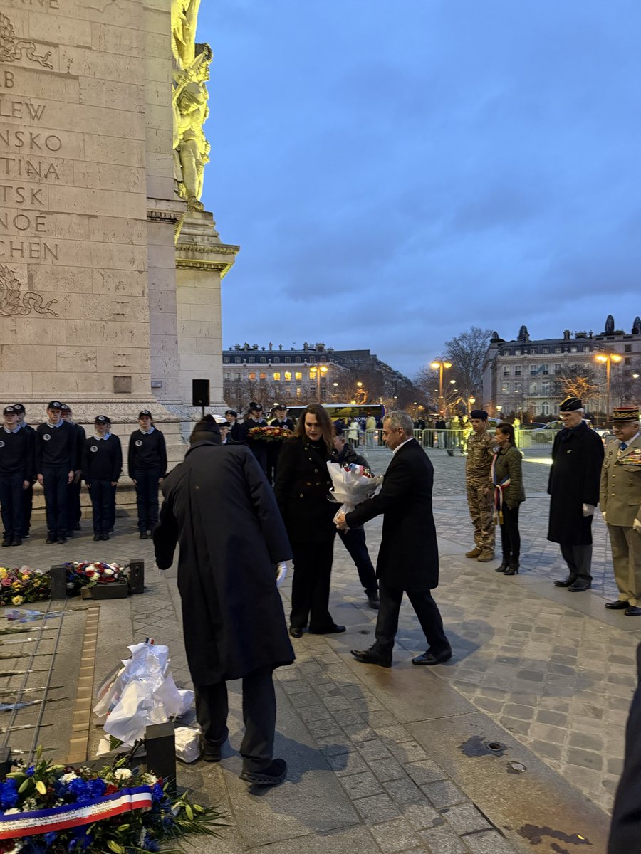 SF_paris11's tweet photo. Commémoration du début de la bataille de #Verdun, 21/2/1916,avec un spectacle historique à @Mairie08Paris suivi d’un dépôt de gerbe sur la tombe du Soldat Inconnu https://t.co/LqUl3LTSIh