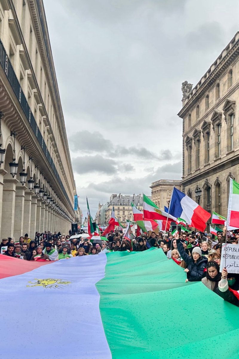 femmeazadi's tweet photo. Manifestation de soutien au peuple iranien aujourd’hui à Paris 💚🤍❤️ https://t.co/Dm7A0eGZlJ