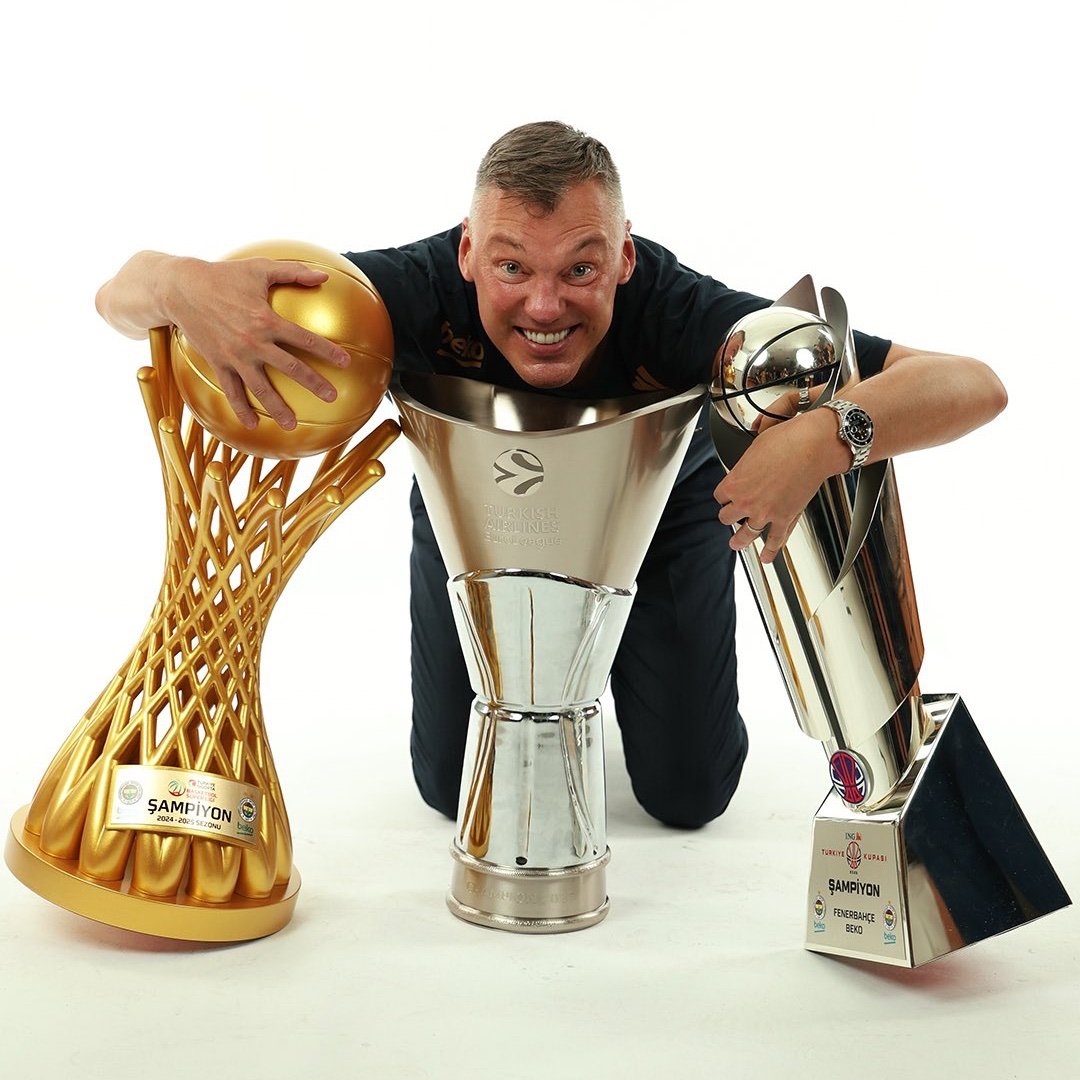 TekYolFener's tweet image. Sarunas Jasikevicius, Fenerbahçe Beko ile 26 ayda 7 kupa kazandı.

🏆 1 EuroLeague
🏆 2 Basketbol Süper Ligi
🏆 3 Türkiye Kupası
🏆 1 Cumhurbaşkanlığı Kupası