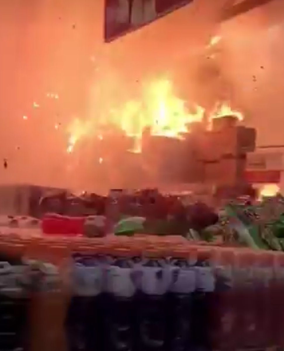 XEMedica's tweet photo. Bodega Aurrera de Cozumel incendiándose https://t.co/8LuA0Ppsga