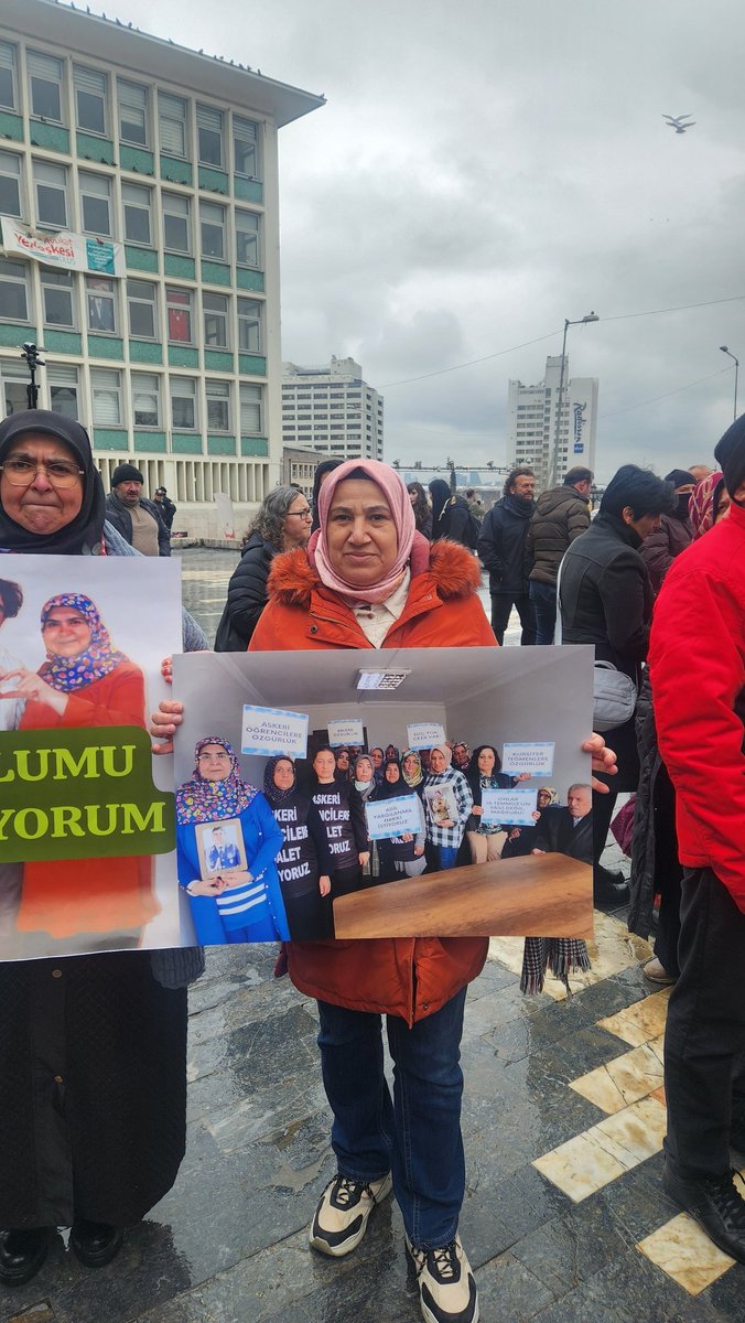 Bugün, 22 Şubat 2026’da, Ankara’nın Ulus Meydanı’nda bir araya gelen kursiyer teğmen ve askeri öğrenci aileleri, on yıldır süren adalet arayışlarını bir kez daha yüksek sesle dile getirdi. Türkiye’nin dört bir yanından gelen anneler, babalar ve yakınlar; 15 Temmuz sürecinde
