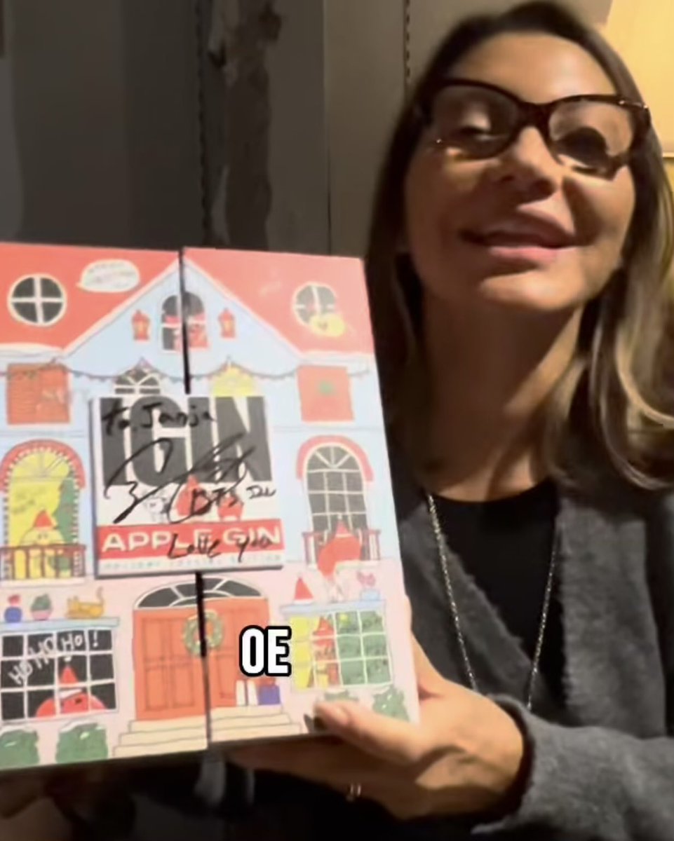 npomvtt's tweet image. ⁉️ ROLÊ ALEATÓRIO: Janja, atual primeira dama (esposa do presidente Lula), recebeu um presente de Jin do BTS através do amigo dele e famoso chef de cozinha Chef Baek.

Ela ganhou dois gins (kkkk) da marca IGIN Apple Gin escrito "para. Janja, de Jin do BTS. Amo você"