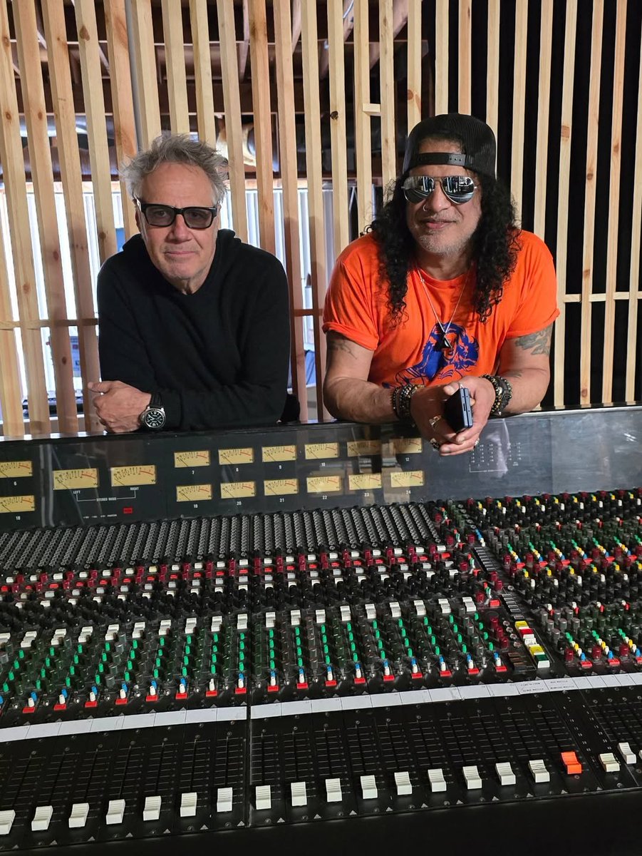 addict_slash's tweet image. New pix 👍🏻 @slash with Ron Mesh at the Church Studios with the original console used for @gunsnroses Appetite For Destruction basic tracks.  #palmsprings #California 🎩 🤘🏻 🎸 #Slash #gunsnroses 📷 Meegan ©️