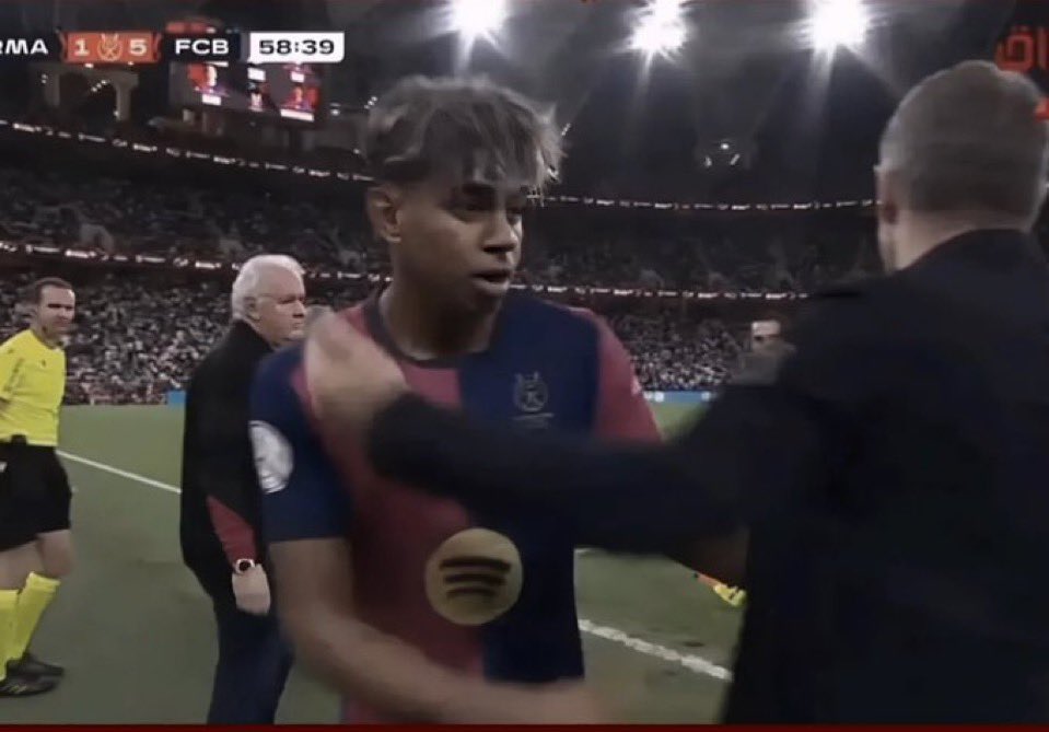 🔵🔴🚨 HANSI FLICK ON LAMINE YAMAL'S REACTION TO BEING SUBBED OFF:

Reporter: "Lamine Yamal looked really angry when you subbed him out."

Hansi Flick: "That's a big thing only for you."

Classic Flick , calm, confident, and brushing off the drama 👔💎

[Via post-match press
