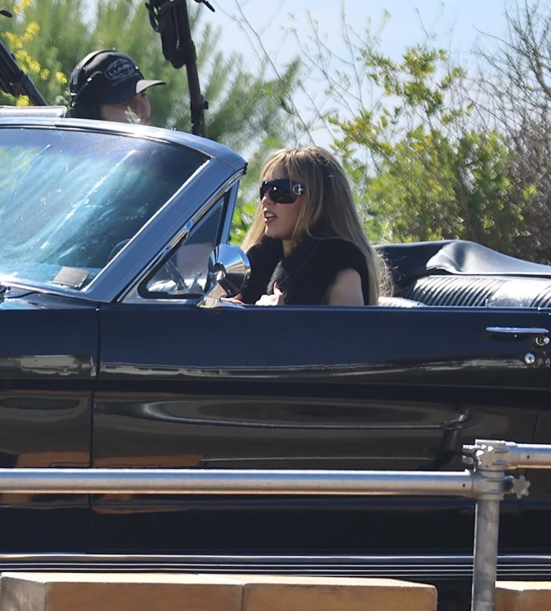 mileysversion's tweet image. HANNAH MONTANA HAS BEEN PHOTOGRAPHED BY PAPARAZZI FOR THE FIRST TIME IN OVER 15 YEARS👀