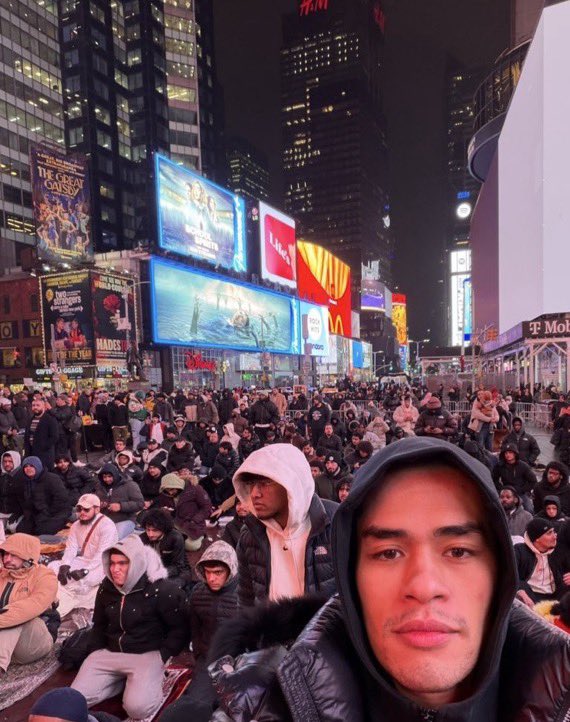 __Injaneb96's tweet image. The footage on the left is Iran right after the Islamist–Marxist alliance succeeded in taking over a prosperous and modernizing country in 1979.
The photo on the right is Times Square in New York City.

Don’t let what happened to Iran happen to America.
Save America from an