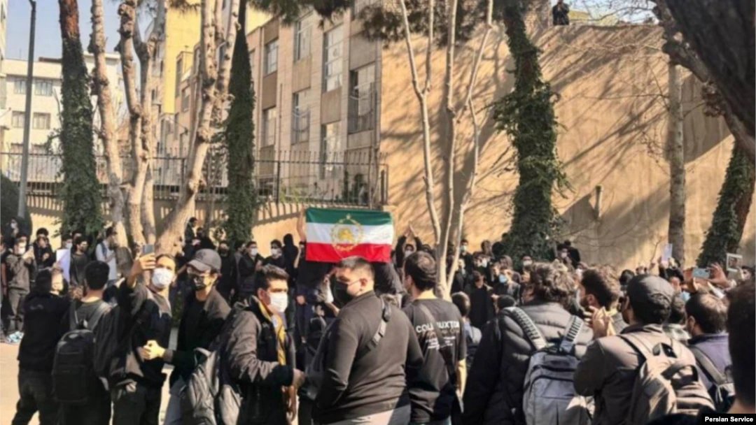 navidmoradi14's tweet photo. جمهوری اسلامی چه بر سر ایران آورد؟
چنان ما و ایران را ویران کرد که امروز در معتبرترین دانشگاه کشور،شعارهای اعتراضی به فحش‌های جنسی برسد؛ مردمی که سال۸۸ راهپیمایی سکوت می‌رفتند و نهایتاً 
مرگ بر دیکتاتور می‌گفتند،حالا عدس‌پلو...فریاد می‌زنند.
کاری که آخوند با ایران کرد،مغول نکرد! https://t.co/oXrvBs3LN4