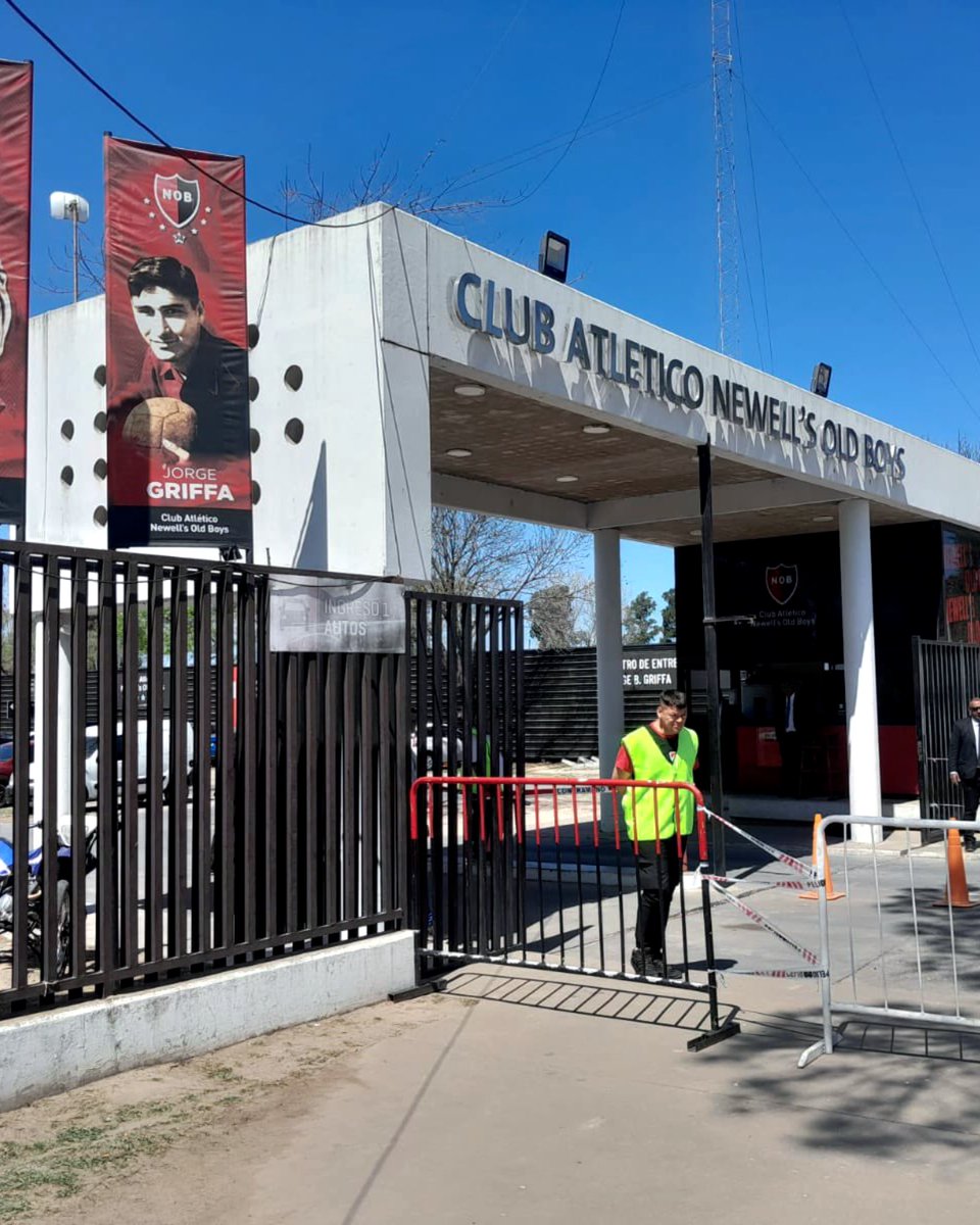 🇦🇷‼️ Hinchas de Newell's fueron a visitar al plantel tras la derrota 3-0 ante Banfield y arrojaron una BOMBA MOLOTOV al techo del auto de Facundo Guch.

Además, colgaron una bandera con el mensaje 'GANEN O BALAS PARA TODOS'.

Recibirán a Estudiantes (LP) en 3 días y a ROSARIO