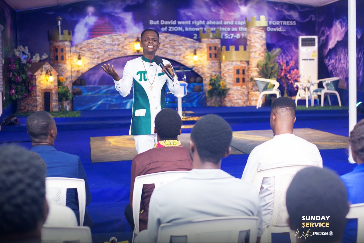 CC_Ekklesia's tweet photo. In moments of quiet prayer, hearts aligned and burdens were surrendered. 

It was a powerful time in His presence during breakthrough time ✨

#GloriousSundayService
#CCEExperience
#YearOfCosmicGraceTo
#ReapAbundanceAmidstAdversity https://t.co/tgInlSBeej