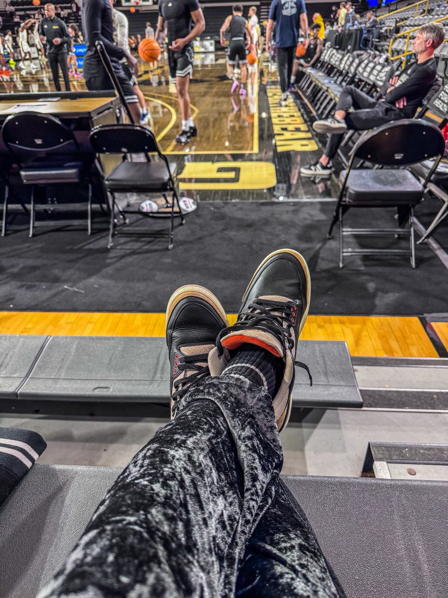 tymcgregor's tweet photo. 🏀🏀Courtside > Poolside☀️☀️ Milwaukee Panthers vs THEE Oakland U Golden Grizzlies #Orena Along with The MIGHTY ⚡️’s https://t.co/EGA7aaAh4u