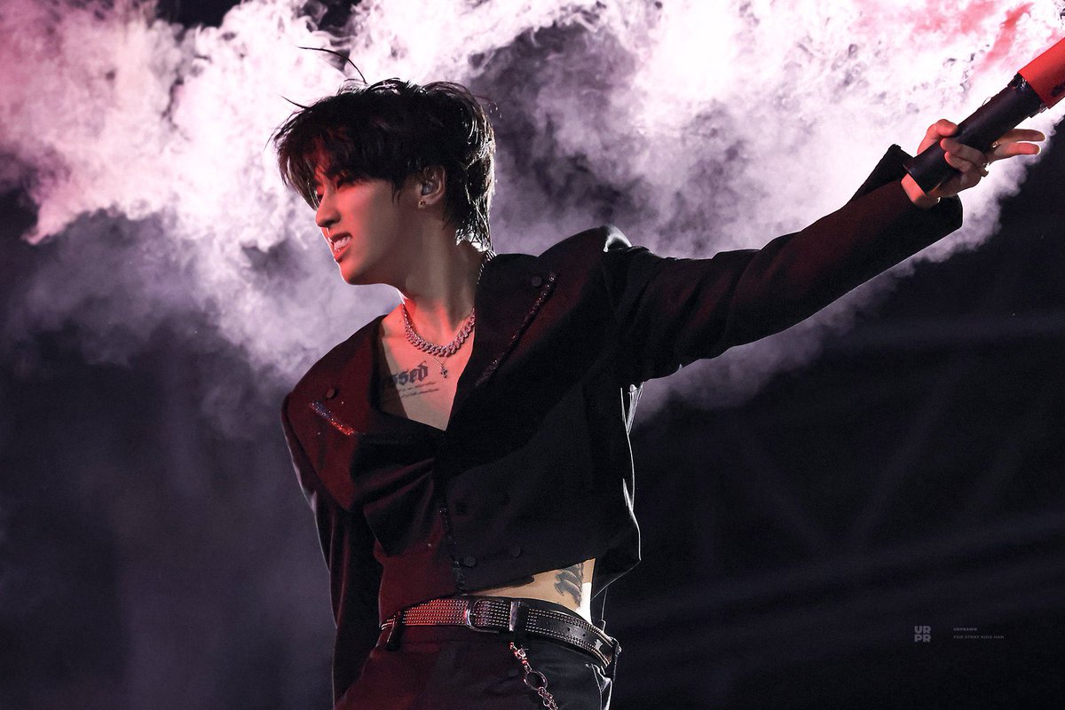 tmdalbit's tweet image. this pic of him is just so insane on so many levels man. the tats, the hair, the expression, the lighting, the smoke, the WAIST god