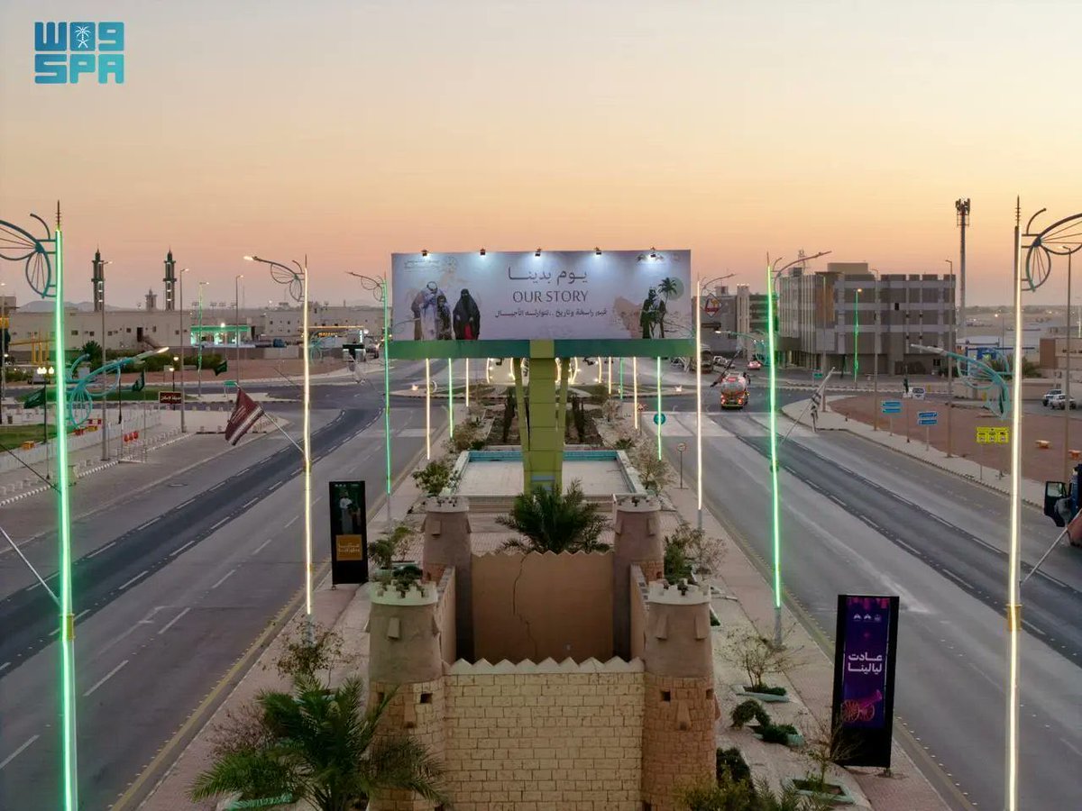KNews2030_KSA's tweet photo. تزيّنت الشوارع والميادين والمرافق العامة والدوائر الحكومية بمحافظة #طريف باللون الأخضر والأعلام، وبعبارات الولاء والوفاء والانتماء لهذا الوطن الغالي بمناسبة #يوم_التأسيس.
 ورفرفت الرايات الخضراء التي تحمل كلمة التوحيد في جميع أرجاء المحافظة ابتهاجًا وفرحًا، ونُصبت العديد من اللوحات واللافتات التي تجسد المناسبة الوطنية وتعبر عنها.
 ورُصدت مشاعر البهجة والسعادة التي غمرت قلوب المواطنين والمواطنات والأطفال بهذه المناسبة الغالية على الجميع.