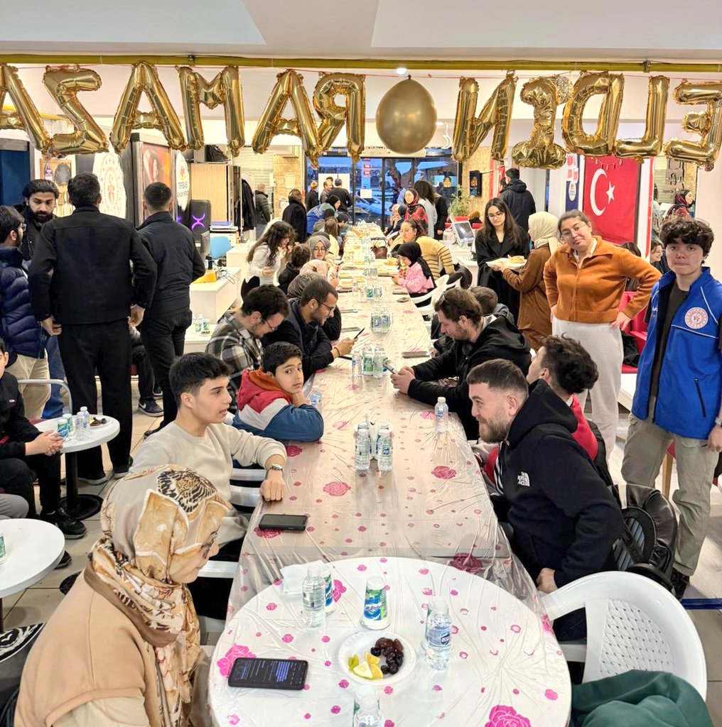 Gençlik merkezlerimizde, İl Müdürümüz Hasan Kalın ile birlikte gençlerimizle aynı sofrada buluşmanın mutluluğunu yaşadık.
Birlik, beraberlik ve paylaşmanın en güzel örneklerinden biri olan iftar programımızda;
aynı sofrayı, aynı heyecanı, aynı muhabbeti paylaştık.