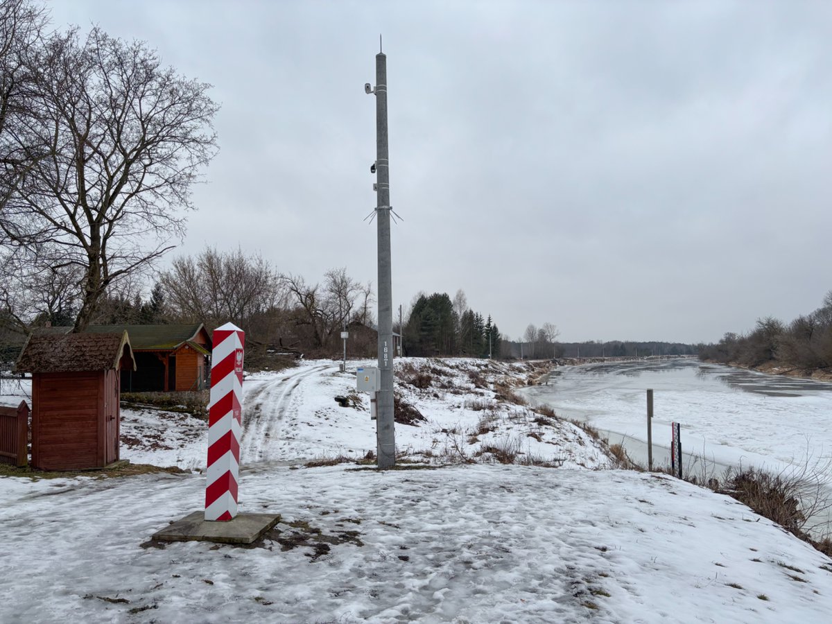 josviaque's tweet photo. Okolice kościoła św. Jerzego w #Krzyczew.ie zmieniły się nie do poznania. Świątynia stoi tuż nad #Bug.iem, który jest także #granica polsko-białoruską 🇵🇱🇧🇾. Jeszcze niedawno miejsce to otaczała gęstwina drzew, dziś teren został wykarczowany na potrzeby ochrony granicy. #Terespol https://t.co/1ZvisFPlO5