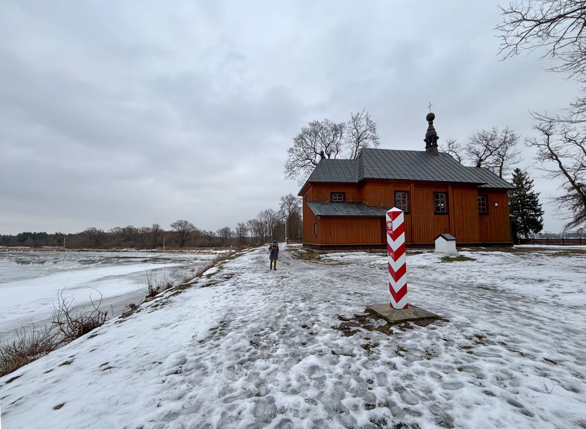 josviaque's tweet photo. Okolice kościoła św. Jerzego w #Krzyczew.ie zmieniły się nie do poznania. Świątynia stoi tuż nad #Bug.iem, który jest także #granica polsko-białoruską 🇵🇱🇧🇾. Jeszcze niedawno miejsce to otaczała gęstwina drzew, dziś teren został wykarczowany na potrzeby ochrony granicy. #Terespol https://t.co/1ZvisFPlO5