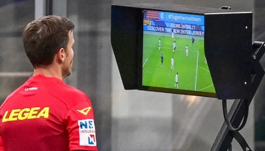 Com’era prevedibile, il #Var consegna lo scudetto all’#Inter: il #Milan perde col #Parma 0-1 ed è fuori

Il gol di #Troilo all'80' convalidato dopo lunga revisione Var. Sembra evidente il blocco su #Maignan ma amen. Almeno abbiamo scoperto che il Var può intervenire per