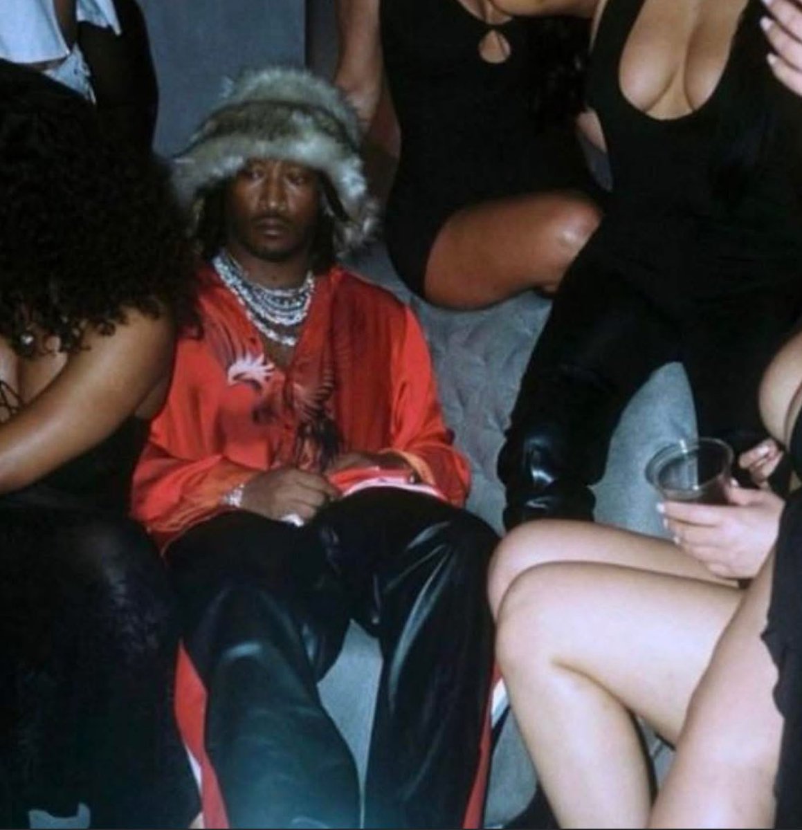 __Poisonivyyy's tweet image. Me in the middle of the club realizing I should've stayed home