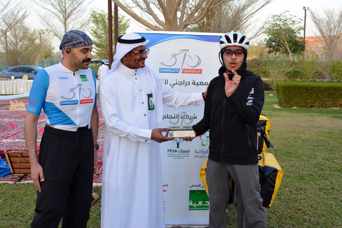 بمناسبة #يوم_التأسيس
وصل الرحّال عبدالله إلى أرض التأسيس #الدرعية بعد رحلة استثنائية بالدراجة الهوائية انطلقت من موسكو لمسافة 6,000كم
وكان في استقباله رئيس وأعضاء جمعية #دراجتي بمدينة محمد بن سلمان غير الربحية تأكيدًا لمعاني العزيمة والإصرار، تزامنًا مع 
300عام من مجدٍ إلى مجد