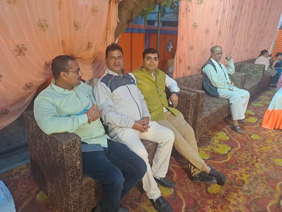 कुशीनगर जिले में पारिवारिक समारोह में शामिल हुआ ।