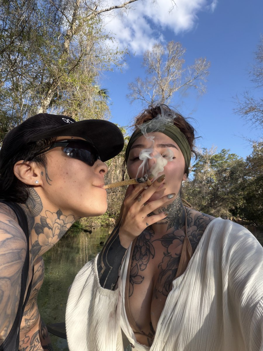 _leovenus's tweet photo. my little lesbian life<3 https://t.co/EFVnu0A7Tz