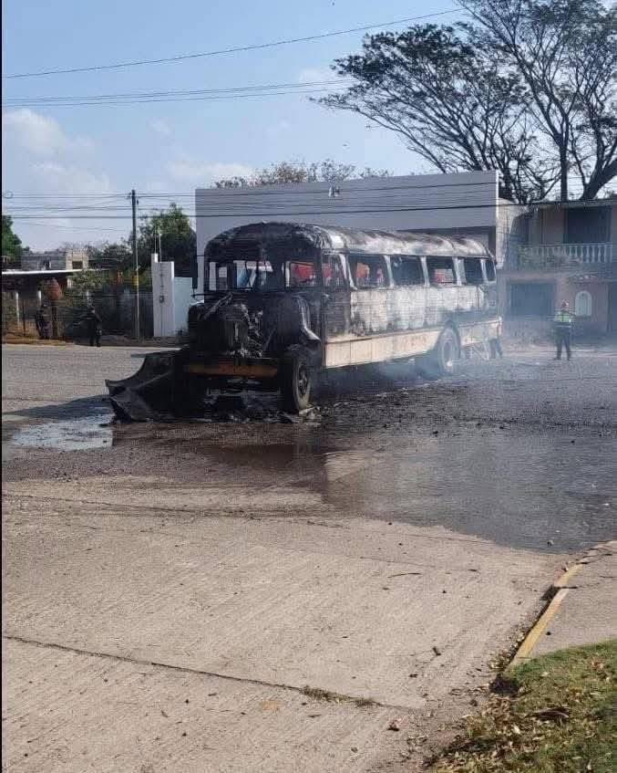 La reacción al abatimiento de El Mencho en el istmo de Oaxaca. Queman vehículos en: 
-Carretera Transístmica tramo Juchitán - Matías Romero
-Juchitán - El Espinal, 
-Juchitán - Unión Hidalgo
-Juchitan-Ixtaltepec
-En El Espinal