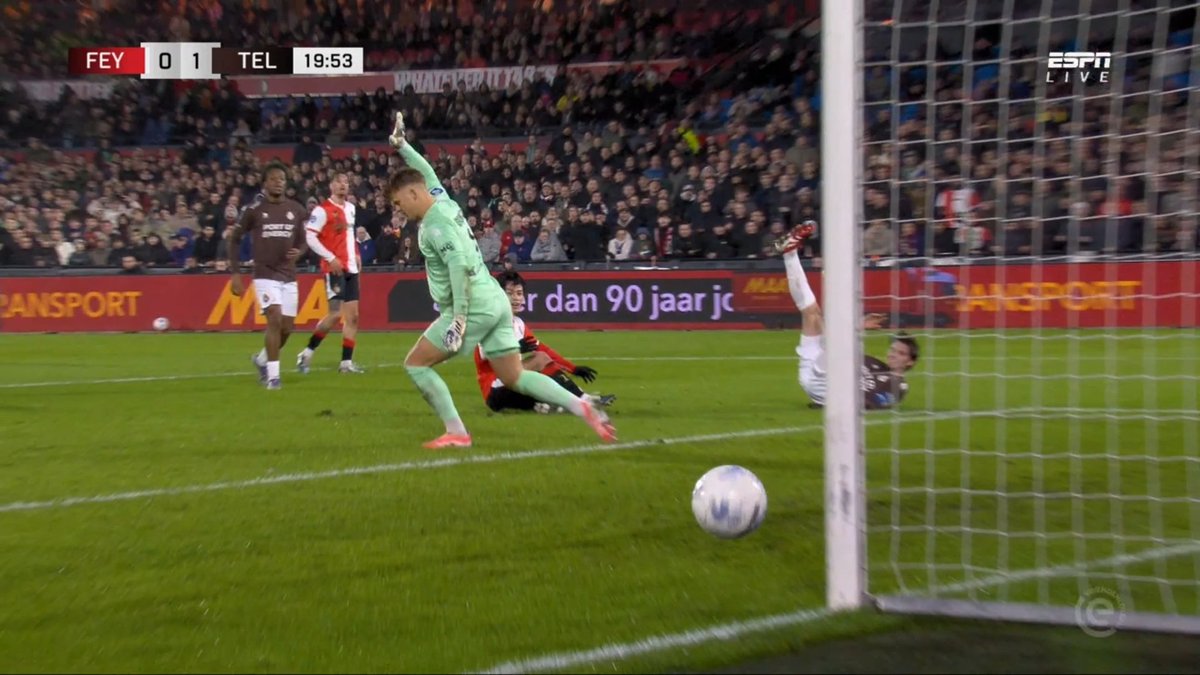 IgnacioOstertag's tweet image. Gran contra de #Valente con asistencia #nolook para #Ueda, #Feyenoord juega extraordinariamente bien pero no puede meter un gol. 0-1 en 20 del primer tiempo.

#feytel
