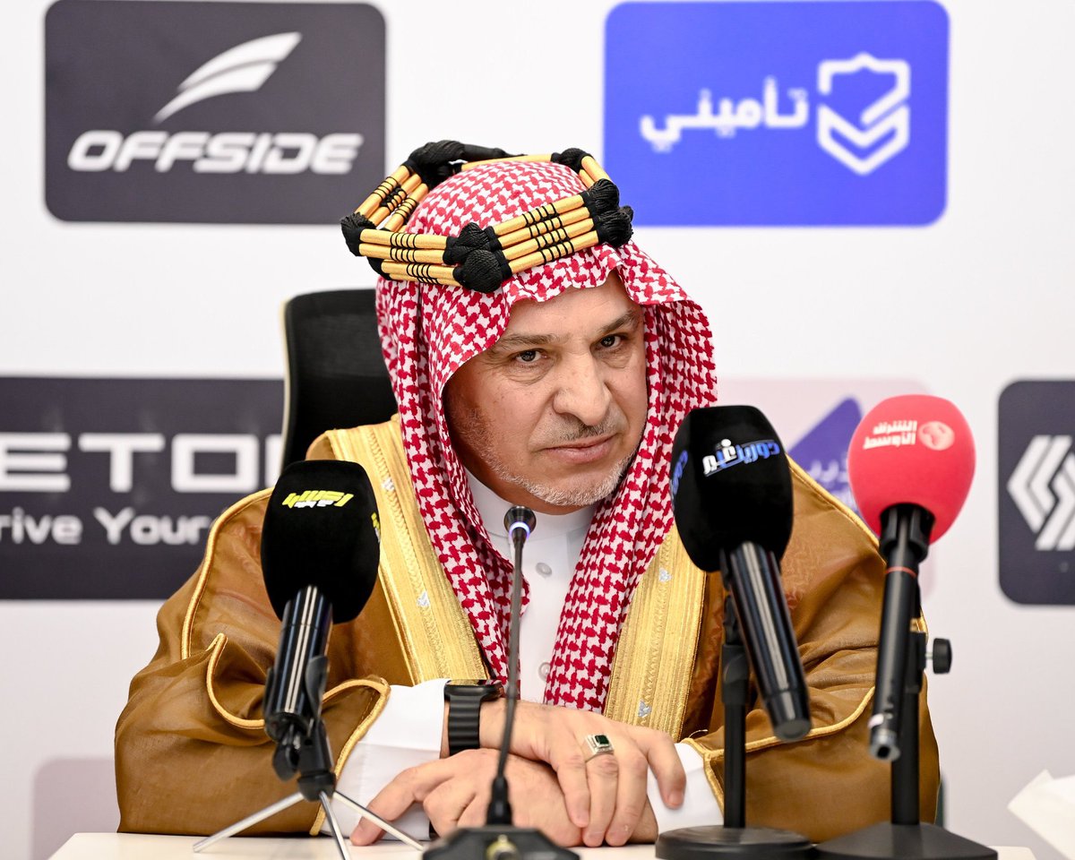 مدرب #الشباب بن زكري خلال المؤتمر الصحافي لمواجهة فريقه أمام الرياض يظهر بالزي السعودي المواكب لـ #يوم_التأسيس