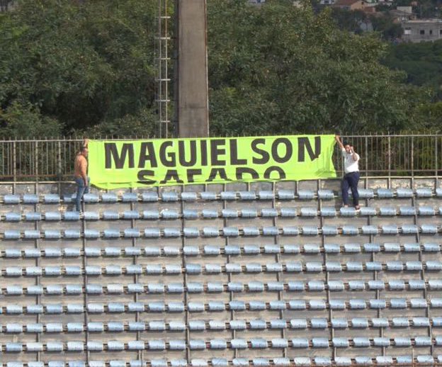 eu já suspeitava que a galera dos tabajaras e seus 7 torcedores curtiam umas paradas diferentes.

Mas agora fazer uma faixa só pra elogiar o juíz, chamando ele de “sarado”, já é muita informação.

Alô, Maguielson: Lalau tá te chamando de sarado 😂😂😂

🤨🏳️‍🌈❔