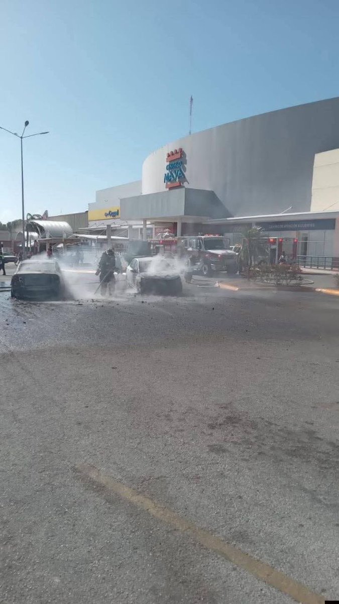 AlertaNewsPlus's tweet image. 🇲🇽 | AHORA: Vehículos y negocios incendiados en los principales destinos turísticos mexicanos de Cancún, Playa del Carmen, Tulum y Cozumel tras la muerte del líder del cártel CJNG, El Mencho.