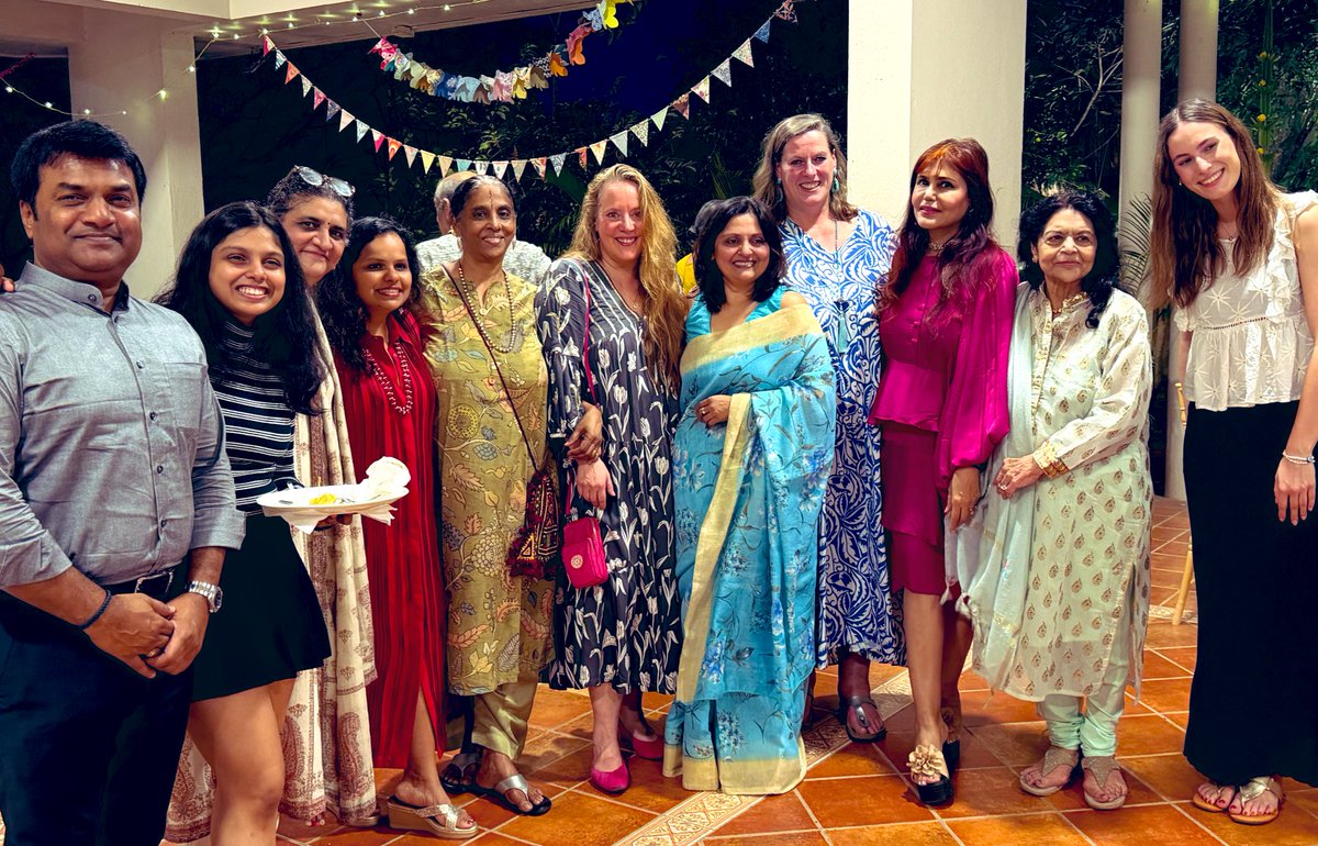I could’ve #danced (in this case #painted ) all night ! 
A magical night with a magical friend 
Thank you #PrafullaDahanukar for being with me &amp; <a href="/gopikadahanukar/">Gopika Dahanukar</a> for coming back - I’ve missed you so much 

#NishaJamVwal #Art