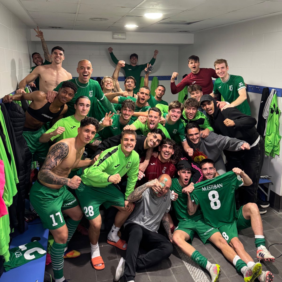 ue_cornella's tweet photo. 👋🏻 Bona nit, família! 💚

📸 No hi ha millor manera de tancar aquest diumenge que amb la IMATGE de la primera ✅ICTÒRIA del 2026 a domicili! 

#CanVidaletCornellà 🟢 https://t.co/NZYOtVrtON