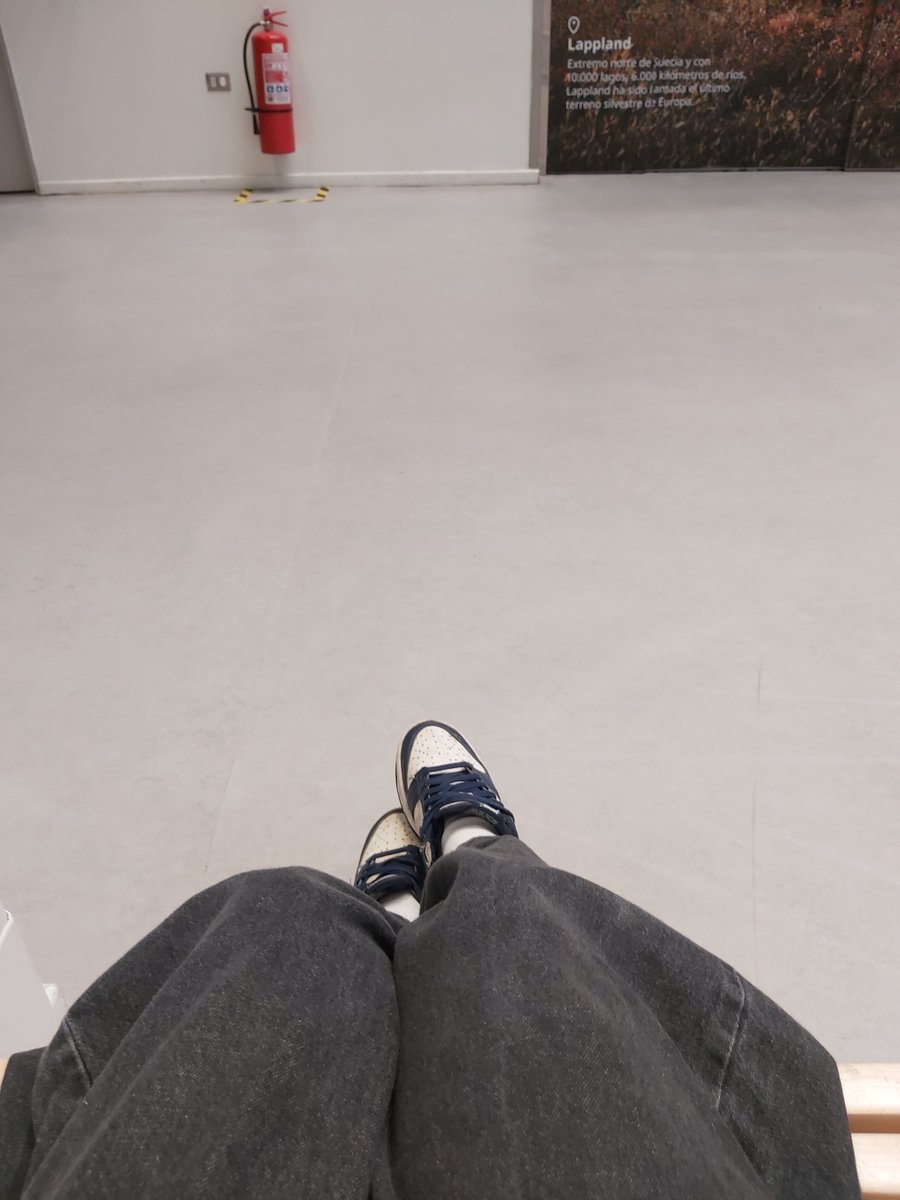Perdí a mis amigos en el ikea así q me vine a sentar 💔