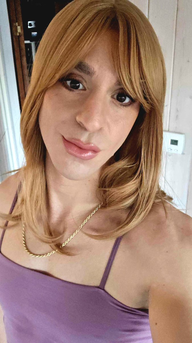 BecomingNatasha's tweet photo. Do you think I'm pretty as a strawberry blonde? 🥂🍓 https://t.co/Mh1uZ0lLFh