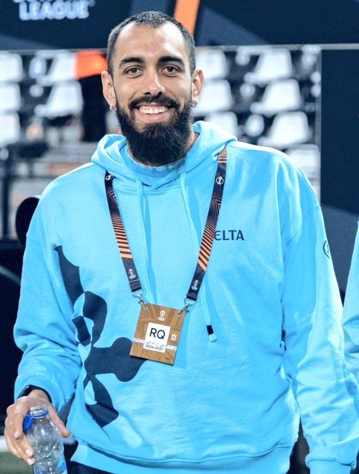 Hablemos de Borja Iglesias. Si es por rendimiento deportivo, debería ser titular por decreto. Pero su mayor virtud es su compañerismo y como antepone el escudo del Celta cuando es suplente.

Titular intachable, pero como suplente es un EJEMPLO. Con él en el campo, es OTRO CELTA.