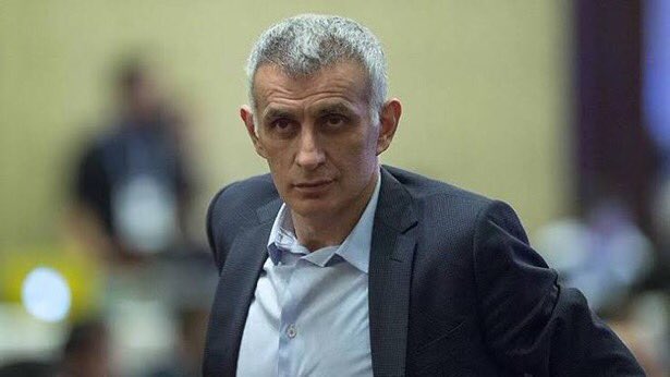 Özgür Emre Koç:
"Galatasaray taraftarı organize ve kitlesel şekilde tepkisini siyasi iktidara yöneltsin, bakalım İbrahim Hacıosmanoğlu 2 hafta oturabiliyor mu o koltukta. Hedef yanlış seçiliyor. İbrahim'in hiçbir hükmü yok. Erdoğan isterse bir kalemde Trabzon Dolmuşçular