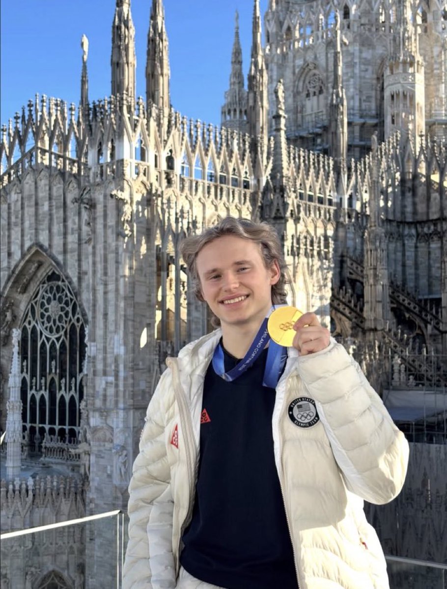 lui ci tiene molto a far sapere agli hater che lui comunque la medaglia d'oro ce l'ha, IL MIO GOAT