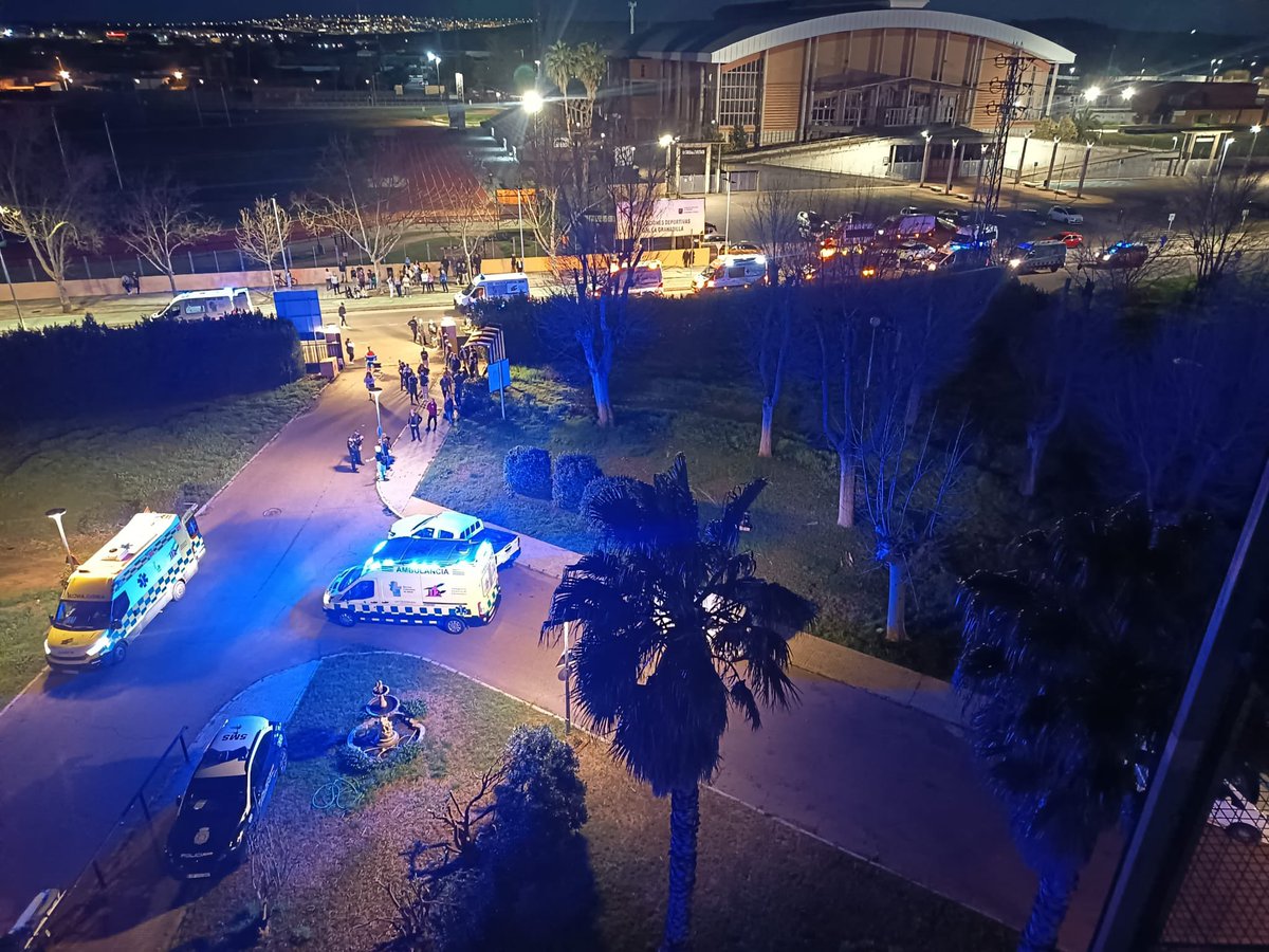 <a href="/CRE_Emergencias/">Cruz Roja Emergencias</a> <a href="/Extremadura7D/">Extremadura 7 Días</a> <a href="/EPExtremadura/">El Periódico Extremadura</a> <a href="/noticiasCEX/">Extremadura Noticias</a> <a href="/RTVE_Ext/">RTVE Extremadura</a> <a href="/EfeExtremadura/">EFE Extremadura</a> <a href="/EP_Extremadura/">EuropaPress Extremadura</a> <a href="/ser_extremadura/">SerExtremadura</a> <a href="/CopeExtremadura/">COPE Extremadura</a> <a href="/OCR_Extremadura/">Onda Cero Extremadura</a> <a href="/hoyextremadura/">Diario HOY</a> Además, se han movilizado varios vehículos de transporte adaptado y un equipo de intervención psicosocial de <a href="/CRE_Emergencias/">Cruz Roja Emergencias</a> como refuerzo del dispositivo.