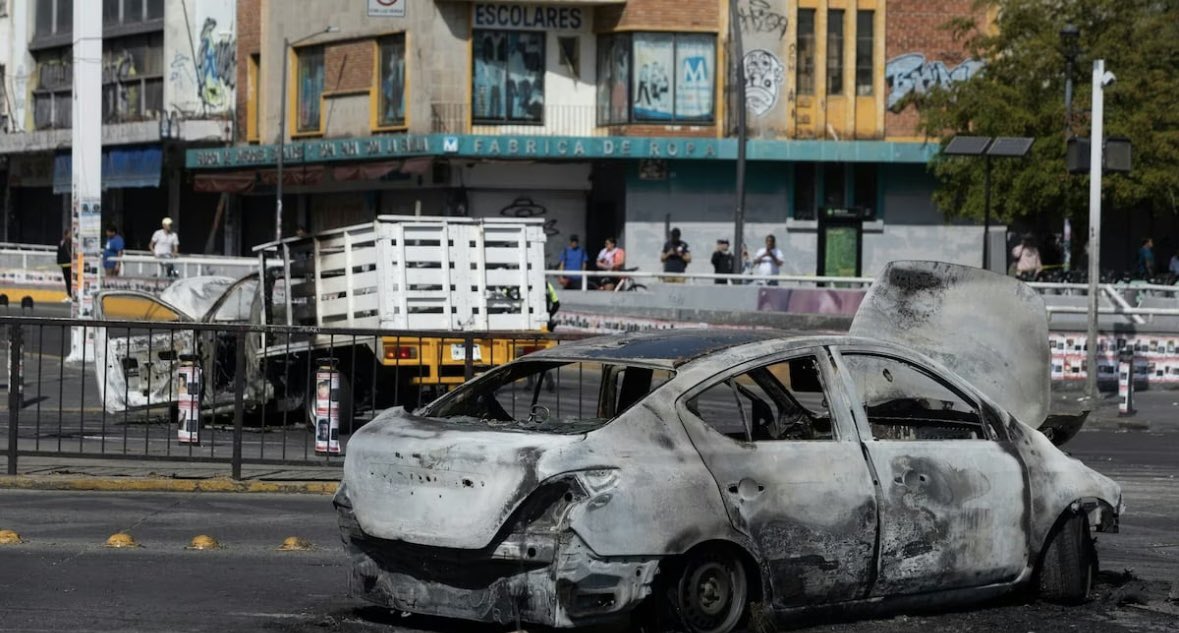 Autos incendiados en pleno centro de Guadalajara tras caída de “El Mencho”
