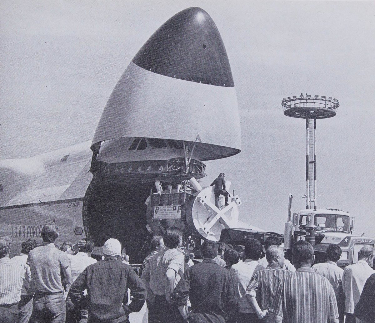 Roberto_yeager's tweet photo. Ah!Los buenos viejos tiempos...#ColdWar #ALBVT
Octubre de 1977, el gigante de la #USAF, el #Lockheed C-5A #Galaxy, aterriza por 1ª vez en #Sheremetyevo, en la #URSS. En su interior transportaba un imán superconductor de 40T para la cooperación nuclear entre ambas naciones #C5A https://t.co/32gZaJy9h6