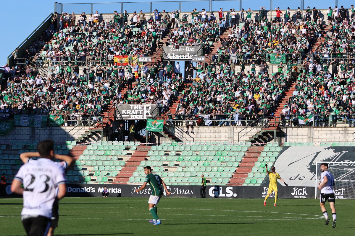 Merida_AD's tweet photo. 👏🏼 Damos las gracias a la enorme afición del @CPCacerenoSAD por su actitud ejemplar durante toda la semana y durante todo el partido 💚

🍀 Suerte en vuestro objetivo ¡Lo conseguiréis! 💪🏼 https://t.co/7QwHkIGIHC