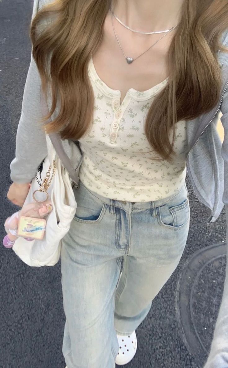 como me ve pinterest .ᐟ
» room
» singer
» aesthetic
» outfit

amo hacer estas cosas lol