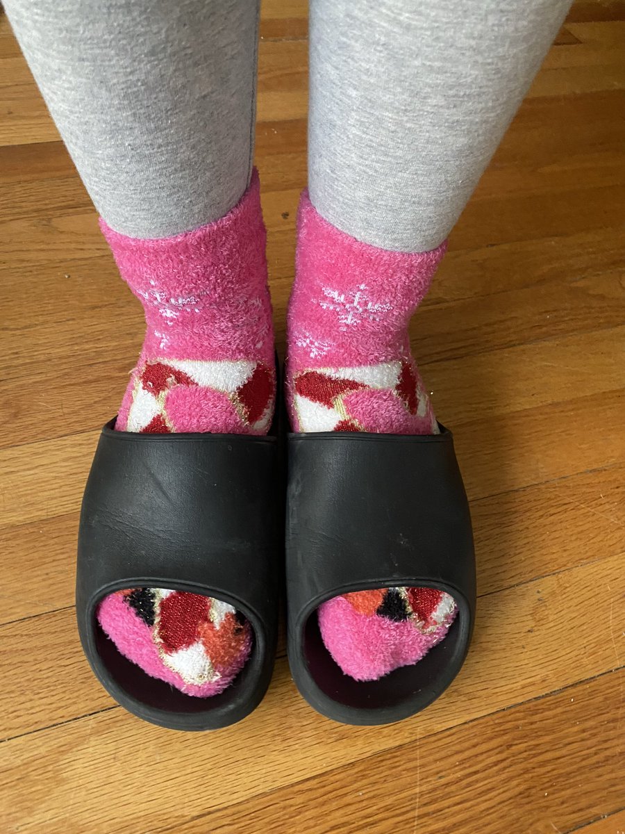 Nik8088's tweet photo. A tease of my cozy soft feet in my warm and fuzzy socks.. 🖤 wanna see me peel them off?.. ask and you shall receive 💋

NSFW • OF • Fansly • Ebony • Foot Fetish https://t.co/DWyM4Vm9mm